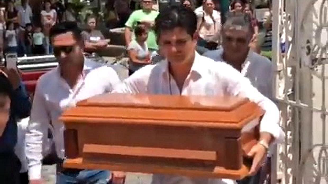 La desgarradora imagen de Ferdinando Valencia cargando el ataúd de su bebé Dante │FOTOS