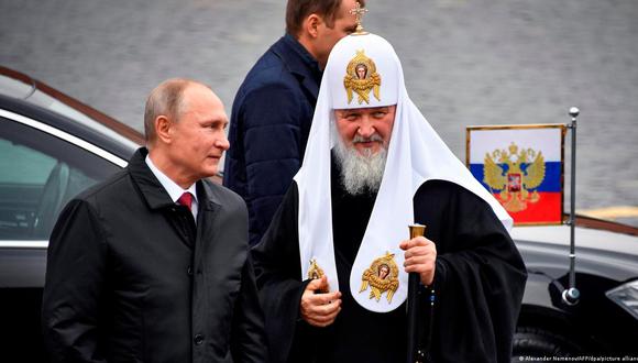 Putin al lado de su amigo Kiril, quien apoya sangrienta guerra.