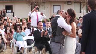Youtube: Pareja se besa por primera vez en el día de su matrimonio [VIDEO]