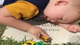 Niño visita a su papá fallecido y le canta en su tumba | VIDEO