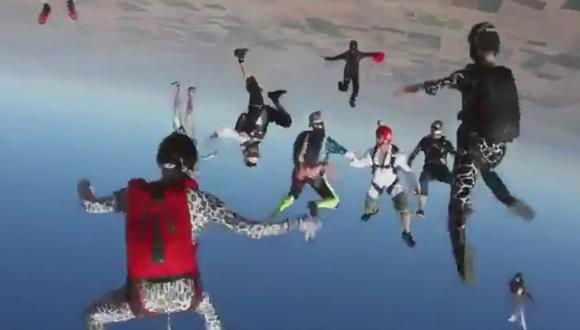 Paracaidistas realizan curiosa versión del ''Harlem Shake'' en el cielo [VIDEO]