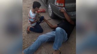 Le pide a su niño que le alcance “el gato” mientras revisa su carro y le trae a sus mascotas