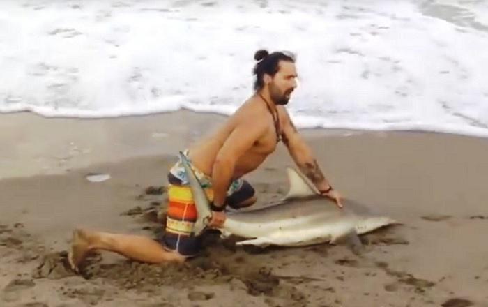 ​YouTube: saca tiburón del agua para tomarse un 'selfie' [VIDEO]