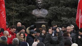 Régimen de Putin erige busto de exdictador Stalin y confirma su admiración