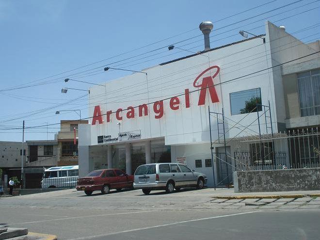 Asaltan botica Arcángel en el Centro de Lima 