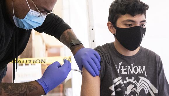 Un joven de 18 años recibe la vacuna contra el COVID-19 en Los Ángeles. La inmunización ya es masiva en Estados Unidos para todos los mayores de 16 años. EFE/EPA/ETIENNE LAURENT