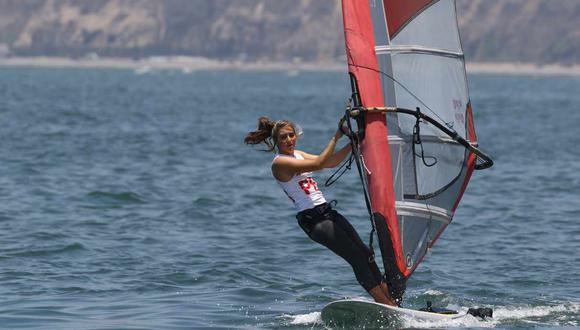 María Belén Bazo consiguió el puesto 13 en la modalidad de  RS:X de windsurf femenino de vela. (Foto: GEC)