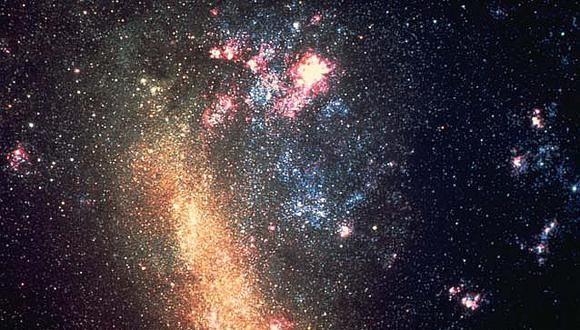 Impactante "ornamentación estelar" rosa y azul en Gran Nube de Magallanes 