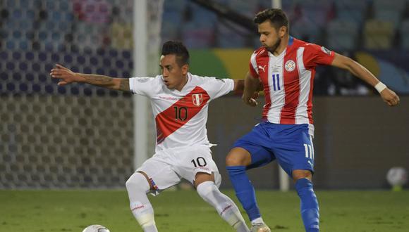 Christian Cueva de Perú y Ángel Romero de Paraguay. La selección peruana se juega la vida ante su similar de Paraguay este martes 29 de marzo en Lima. (Foto: NELSON ALMEIDA / AFP)