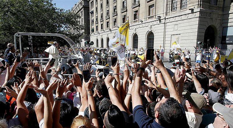 Hombre de 58 años fallece mientras esperaba el paso del papa Francisco en Chile