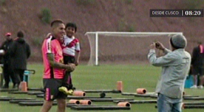 Paolo Guerrero cumple sueño de niño cusqueño y lo invita a jugar con él [VIDEO]