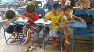 Niño lleva al colegio a su hermana bebé para no perder sus clases (FOTO)