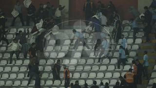Barristas de la "U" y Sporting Cristal se enfrentan dentro de Estadio Nacional (FOTOS)