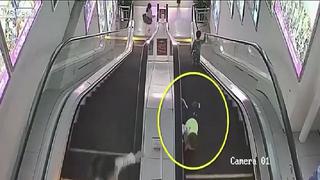 ¡Cuidado! Esto puede ocurrir si dejas que tu pequeño baje solo la escalera eléctrica (VIDEO)