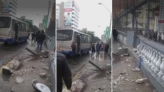 Corredor Azul: Chofer de bus perdió el control y se estrelló contra Embajada de Venezuela│VIDEO
