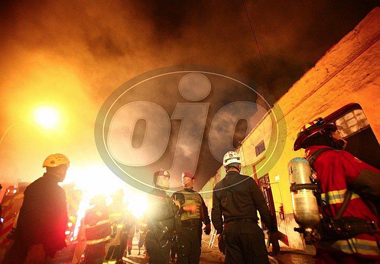 ​Incendio consume antigua quinta en Barrios Altos (VIDEO)