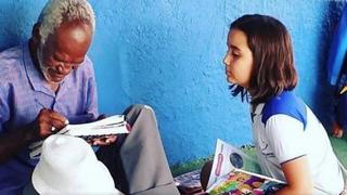 Hombre de 68 años aprende a leer y escribir gracias a niña de 9 años