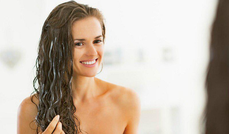 ¿Es bueno aplicarse acondicionador antes del champú?