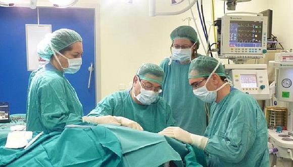 Médicos logran con éxito el primer trasplante de cabeza humana 