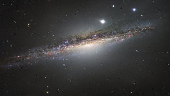 Esta es la galaxia NGC 1055, hermana mayor de la Vía Láctea 