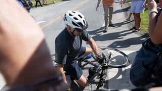 Joe Biden, de 79 años, se cae de la bicicleta durante un paseo | VIDEO