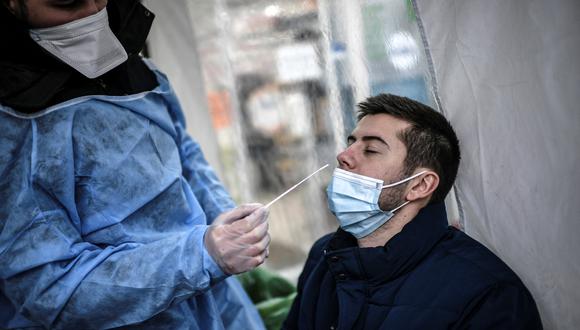 Ómicron: ¿Cuánto tarda una persona en contagiarse y dar positivo a una prueba de antígenos? (Photo by STEPHANE DE SAKUTIN / AFP)