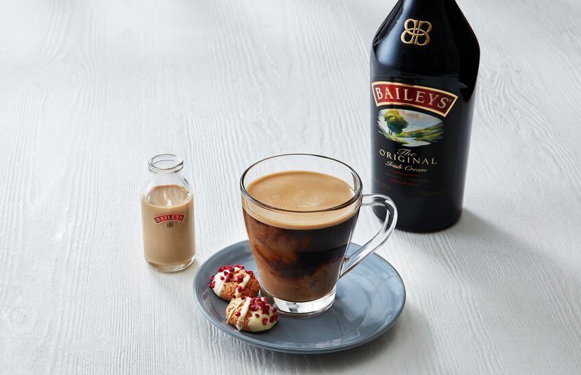Si buscas darte un gusto luego de comer, una buena idea es agregarle un toque de Baileys a tu café favorito – un aliado perfecto para tu latte, americano o iced coffee en estos días de calor. (Foto: Difusión)