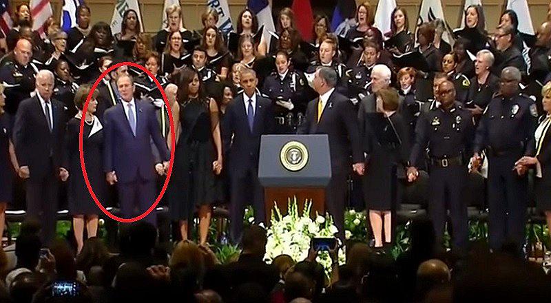 George W. Bush baila en homenaje de policías abatidos en Dallas [VIDEO]