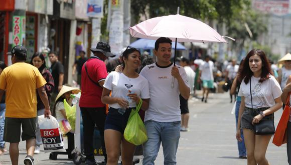 Lima, 29 de Enero del 2023 

Recorrido por el centro comercial Gamarra, ambulantes, gente con sombrias por el excesivo calor.

Foto: Violeta Ayasta / @photo.gec

