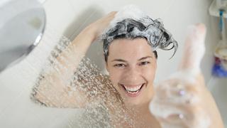 Elimina el frizz con esta forma correcta de lavarte el cabello
