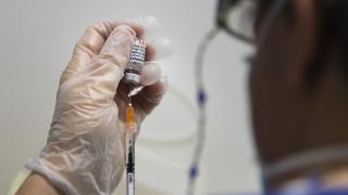 Italia: hombre intentó vacunarse contra el COVID-19 con un falso brazo de silicona