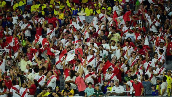 La hinchada peruana celebra en las tribunas (AFP)