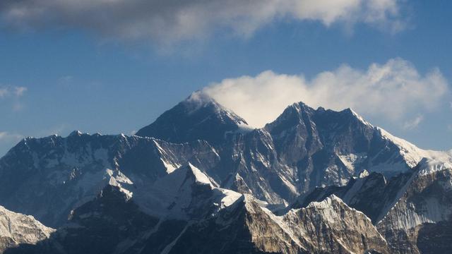 Esta imagen tomada desde un avión comercial muestra una vista aérea del Monte Everest y la cordillera del Himalaya. (AFP)