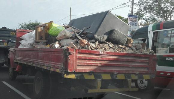 Chorrillos: Llevan carga sin seguridad  