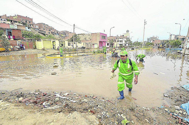 Río Surco se desborda  e inunda 50 viviendas