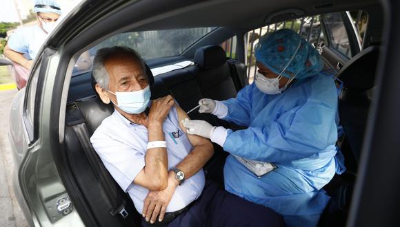 Se han establecidos puntos de ‘vacunacar’ para que los adultos mayores puedan ser vacunados contra el coronavirus directamente en sus vehículos. (Foto: Eduardo Cavero/ GEC)
