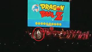 Dragon Ball: Cantante de la música de la serie sufre grave caída en concierto | VIDEO