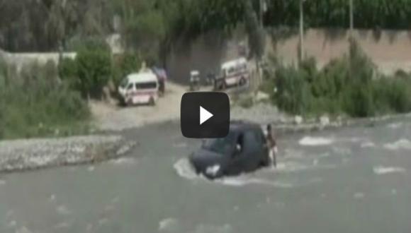 Auto quedó atrapado en medio del río Lurín [VIDEO]