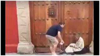Facebook: Turista se sacó zapatillas y las regaló a mendigo [VIDEO]
