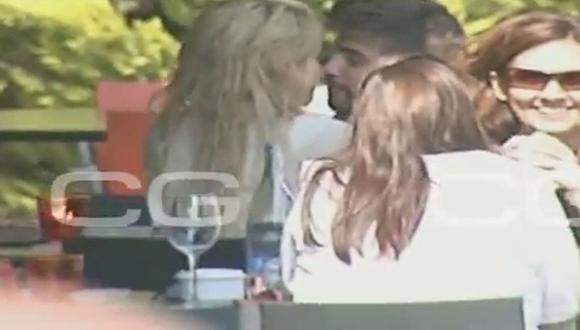 Shakira y el futbolista Piqué demuestran su amor en las calles 