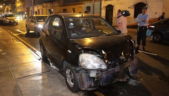Cercado de Lima: ​Se estrelló con su auto por evitar que le roben celular a su novia