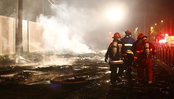 Voraz incendio consume fábrica de muebles en Chorrillos (VIDEO)