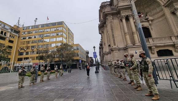 Resguardo militar estuvo en los exteriores de Palacio de Gobierno sólo por unos cuantos minutos esta mañana. Foto: Britanie Arroyo/GEC