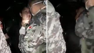 Militar golpea a joven que no acató “toque de queda” y luego es separado | VIDEO