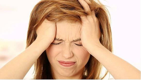 3 razones por las que el dolor de espalda causa migraña