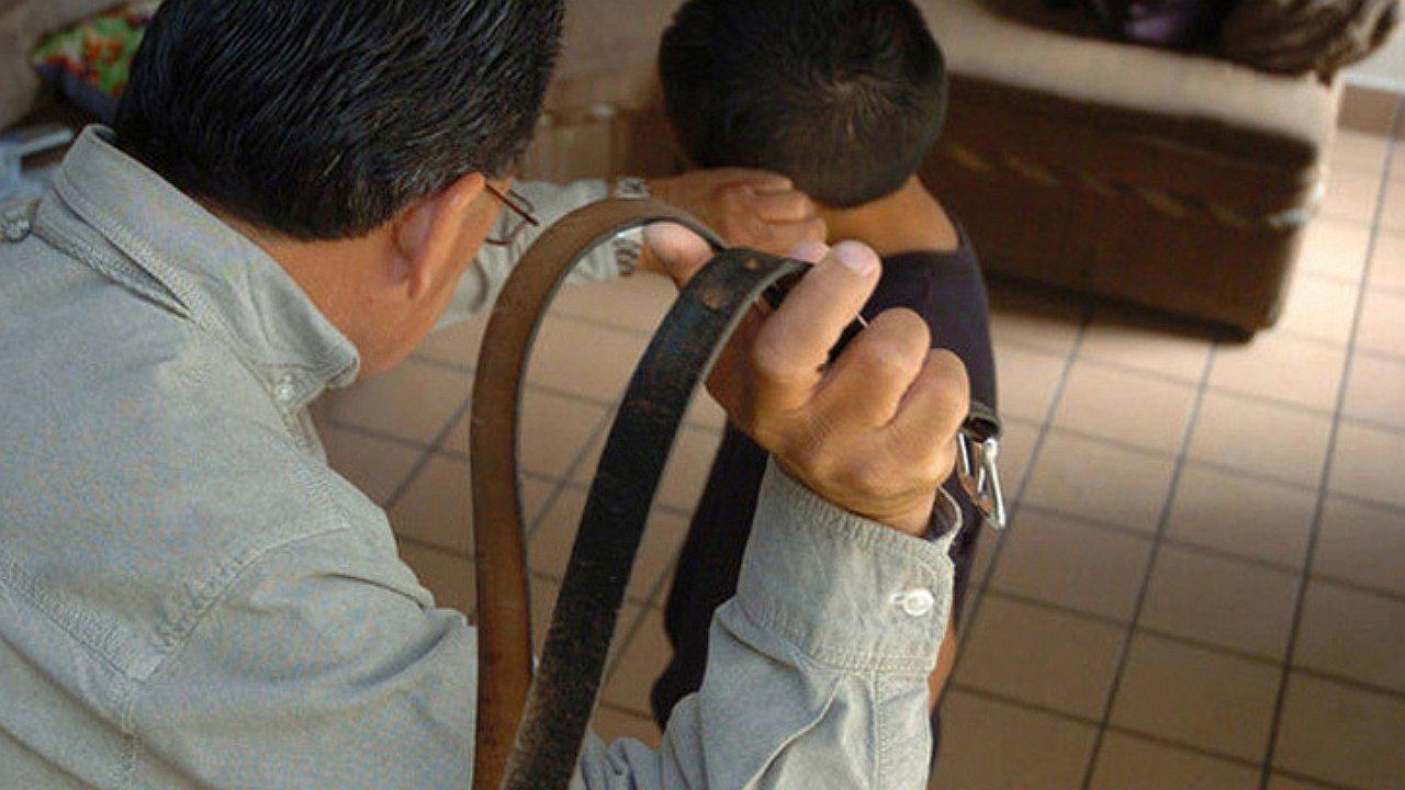 Padre agarró a correazos a su hijo de ocho años solo porque este le "mintió" 