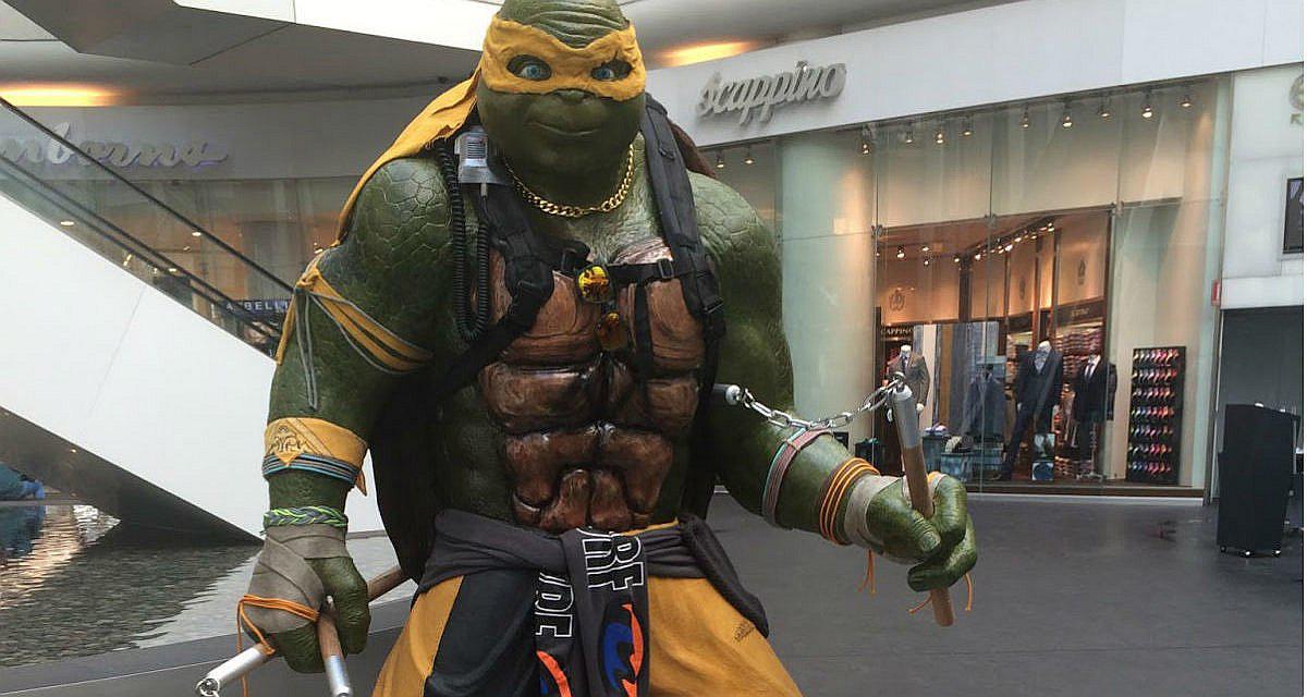 ​Una tortuga ninja de dos metros y hecha de lana causa sensación