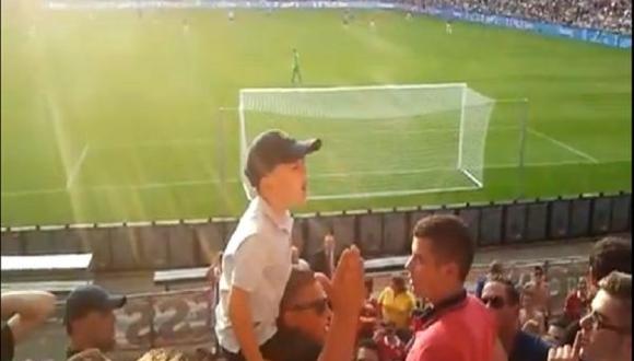 Holanda: Niño lidera una barra de un equipo de fútbol [VIDEO]