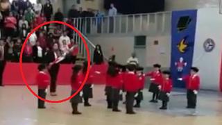 Zapato le juega una mala pasada a profesora en pleno desfile escolar (VIDEO)