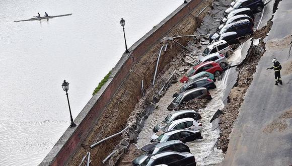Italia: Socavón de 200 metros 'se traga' veinte carros [VIDEO]
